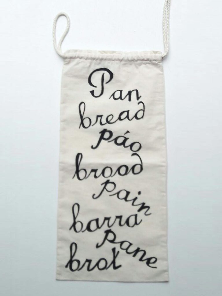 BOLSA EN TELA DE PAN LETRAS NEGRAS