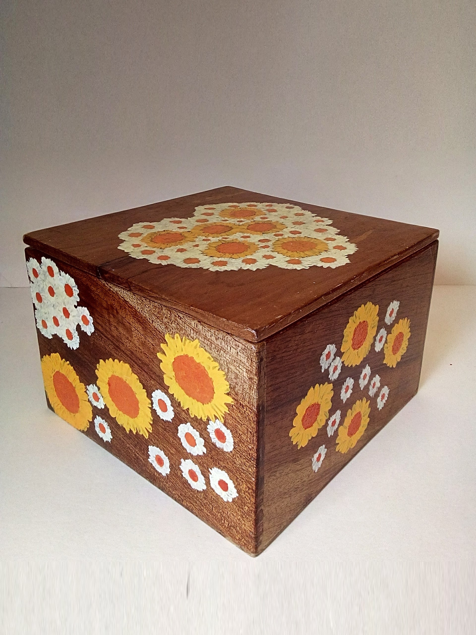 CAJA CON GIRASOLES Y MARGARITAS 2-min